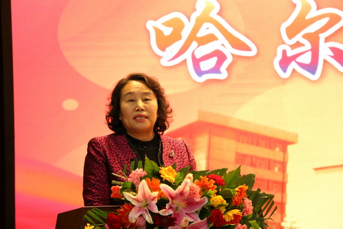 副董事长郑秋鹛代表学校讲话