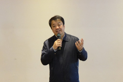 公司党委书记冯晓在午宴上代表学校致辞